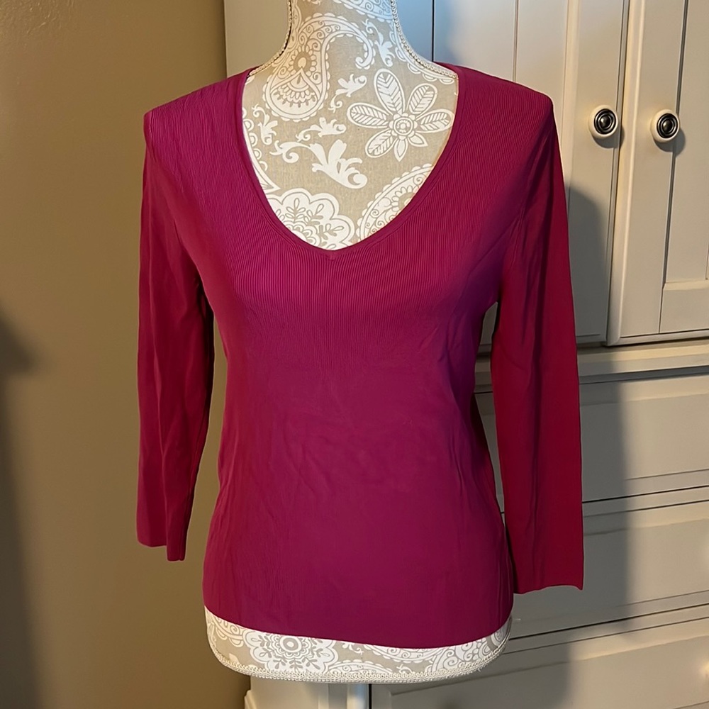 • Larry Levine magenta v-neck sweater top, M •
